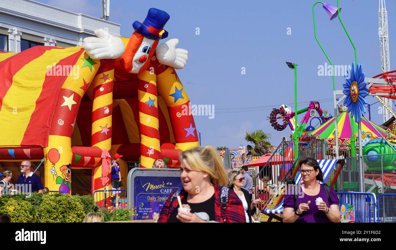 Barry Island, Galles, agosto 30 2024: I visitatori giovani, anziani e di etnie miste sono attratti nelle aree in cui Gavin e Stacey sono stati girati. Foto Stock