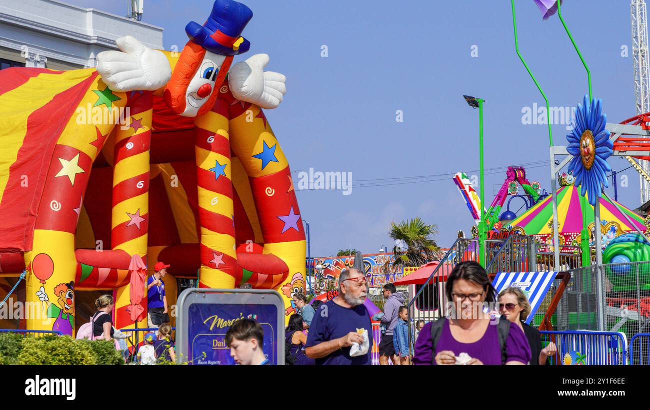 Barry Island, Galles, agosto 30 2024: I visitatori giovani, anziani e di etnie miste sono attratti nelle aree in cui Gavin e Stacey sono stati girati. Foto Stock
