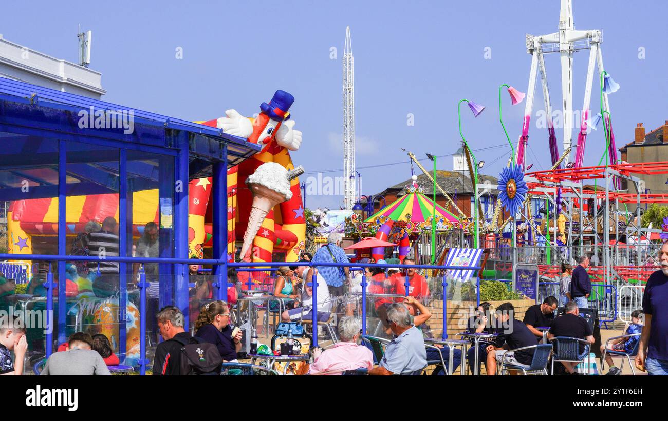 Barry Island, Galles, agosto 30 2024: I visitatori giovani, anziani e di etnie miste sono attratti nelle aree in cui Gavin e Stacey sono stati girati. Foto Stock