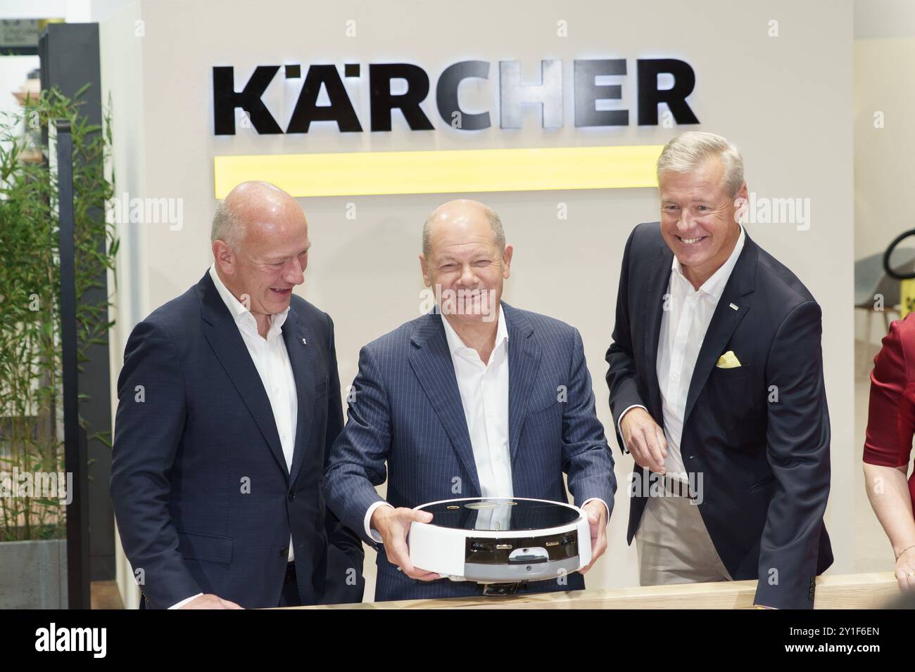 Press tour con il cancelliere tedesco atm100's IFA 2024 , Berlino, Germania Foto Stock