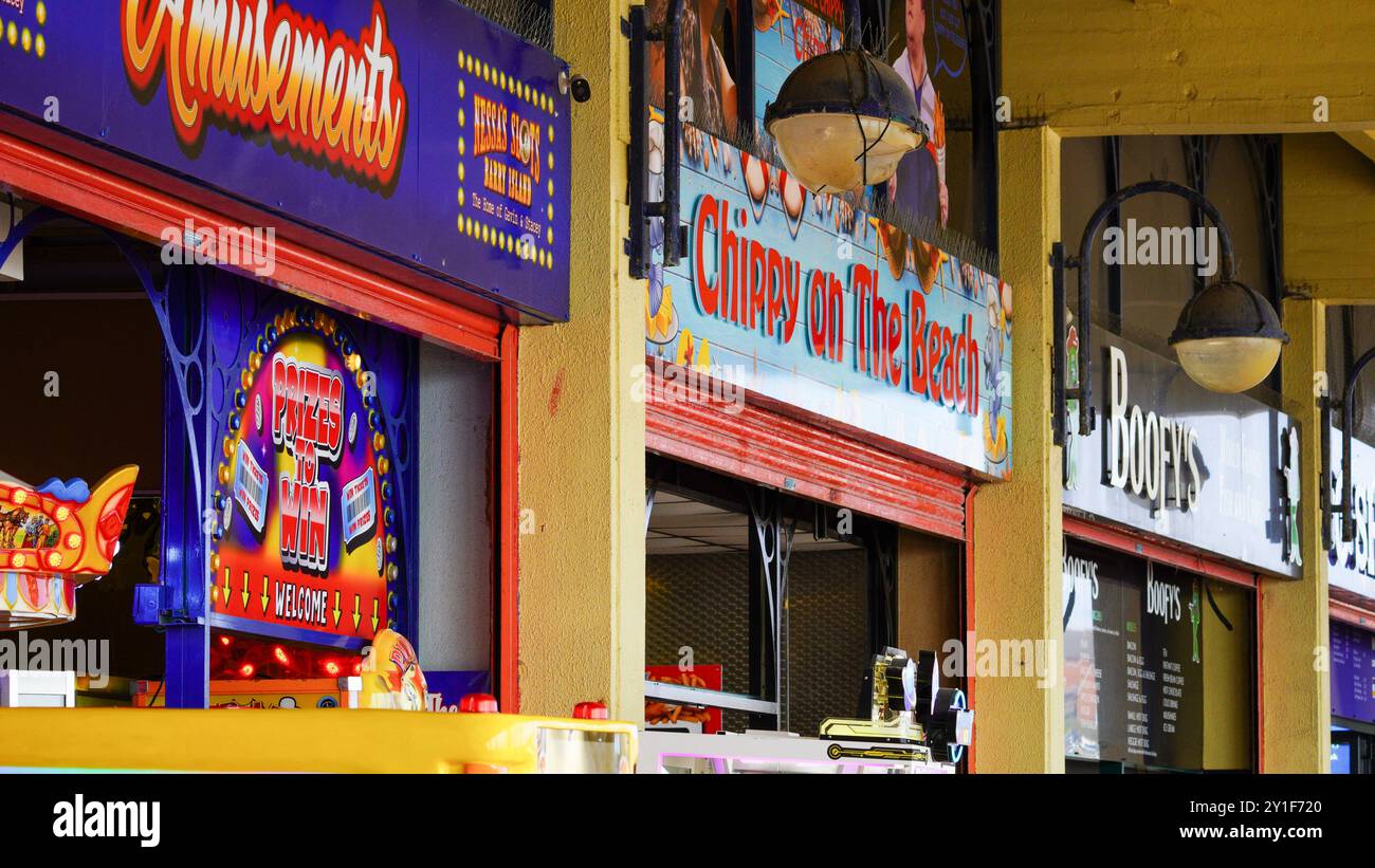 Barry Island, Galles, agosto 30 2024: I visitatori giovani, anziani e di etnie miste sono attratti nelle aree in cui Gavin e Stacey sono stati girati. Foto Stock
