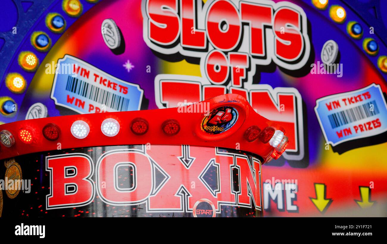 Barry Island, Galles, agosto 30 2024: I visitatori giovani, anziani e di etnie miste sono attratti nelle aree in cui Gavin e Stacey sono stati girati. Foto Stock