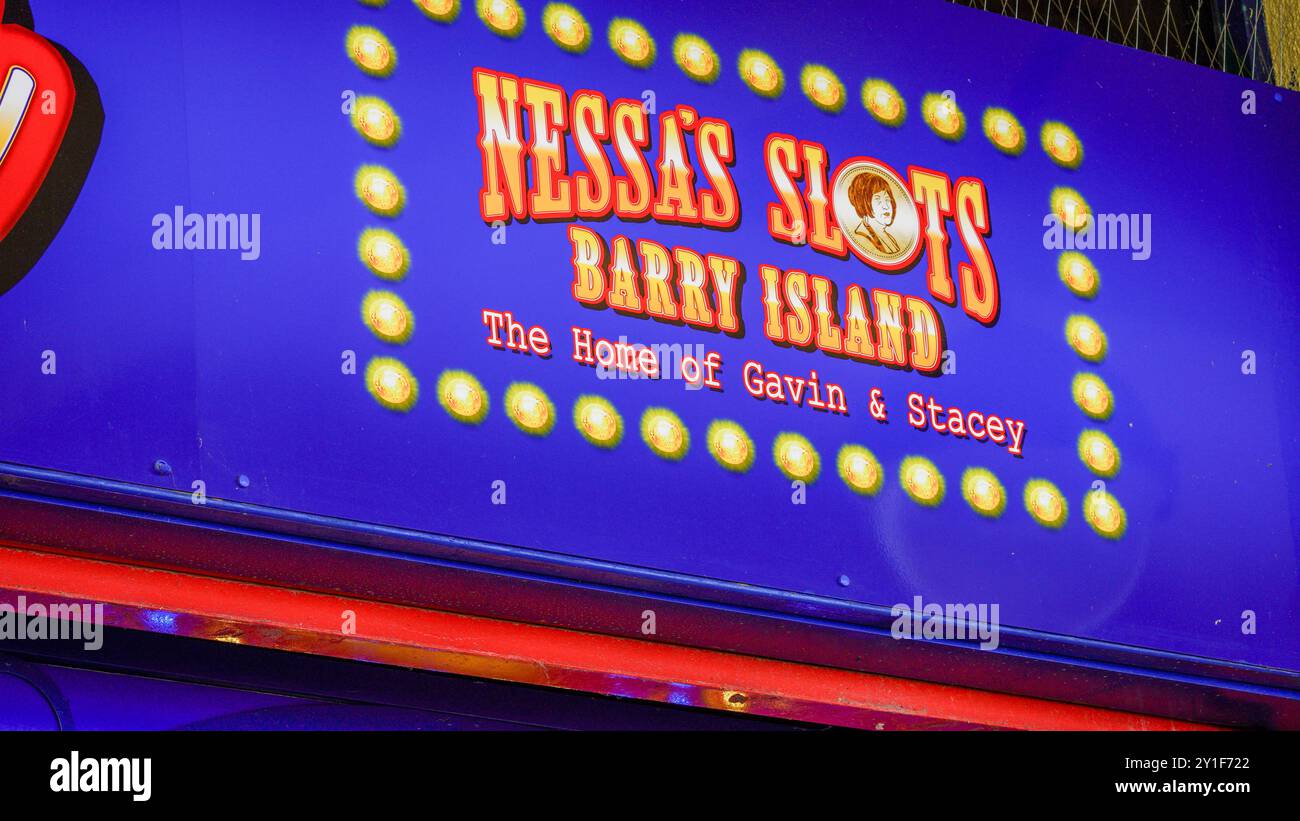 Barry Island, Galles, agosto 30 2024: I visitatori giovani, anziani e di etnie miste sono attratti nelle aree in cui Gavin e Stacey sono stati girati. Foto Stock