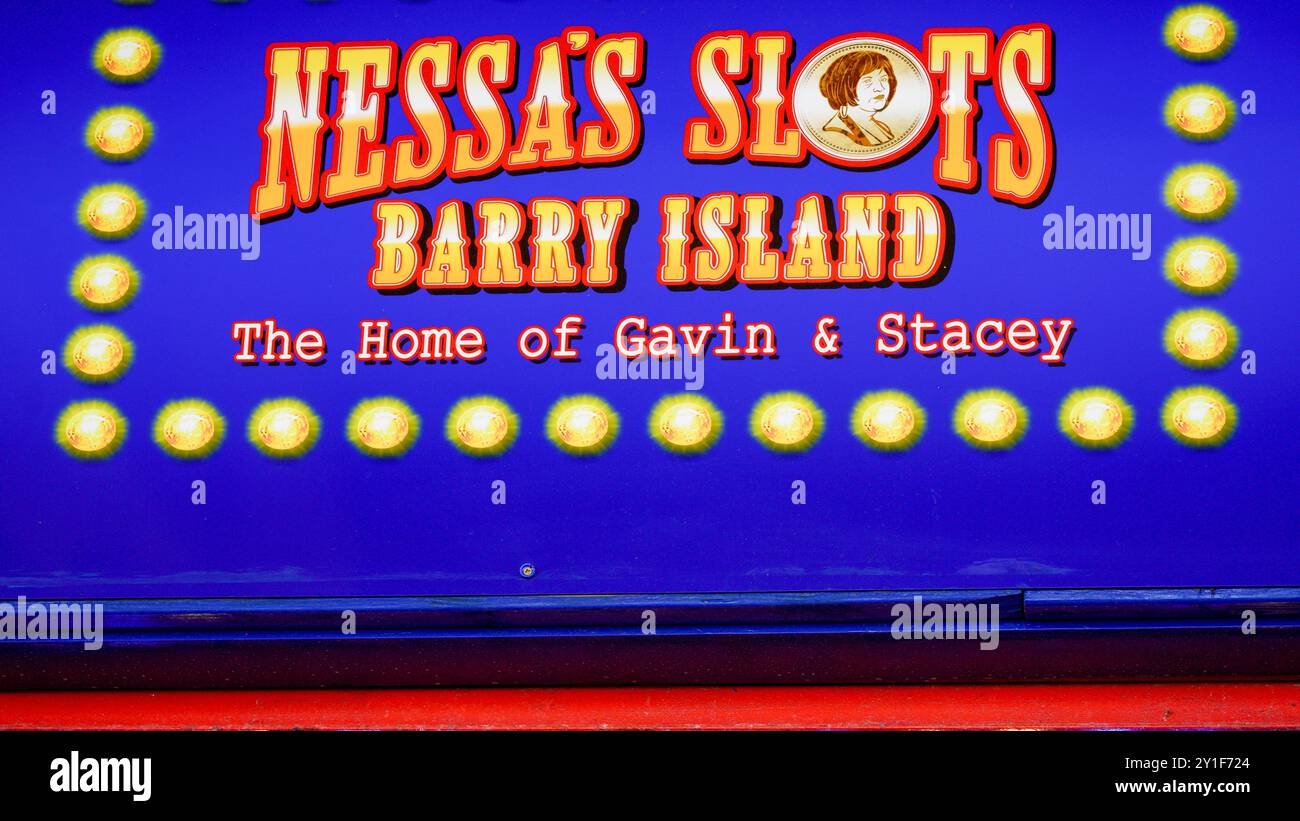 Barry Island, Galles, agosto 30 2024: I visitatori giovani, anziani e di etnie miste sono attratti nelle aree in cui Gavin e Stacey sono stati girati. Foto Stock