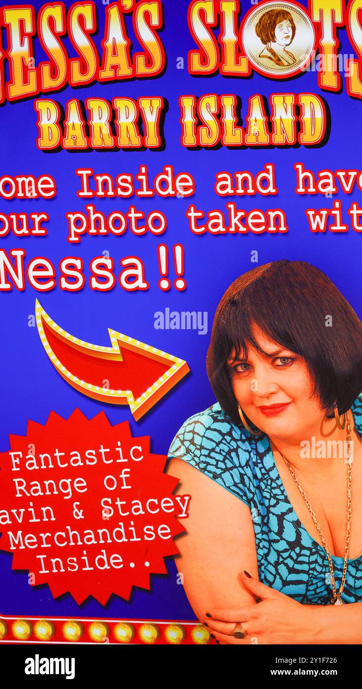 Barry Island, Galles, agosto 30 2024: I visitatori giovani, anziani e di etnie miste sono attratti nelle aree in cui Gavin e Stacey sono stati girati. Foto Stock