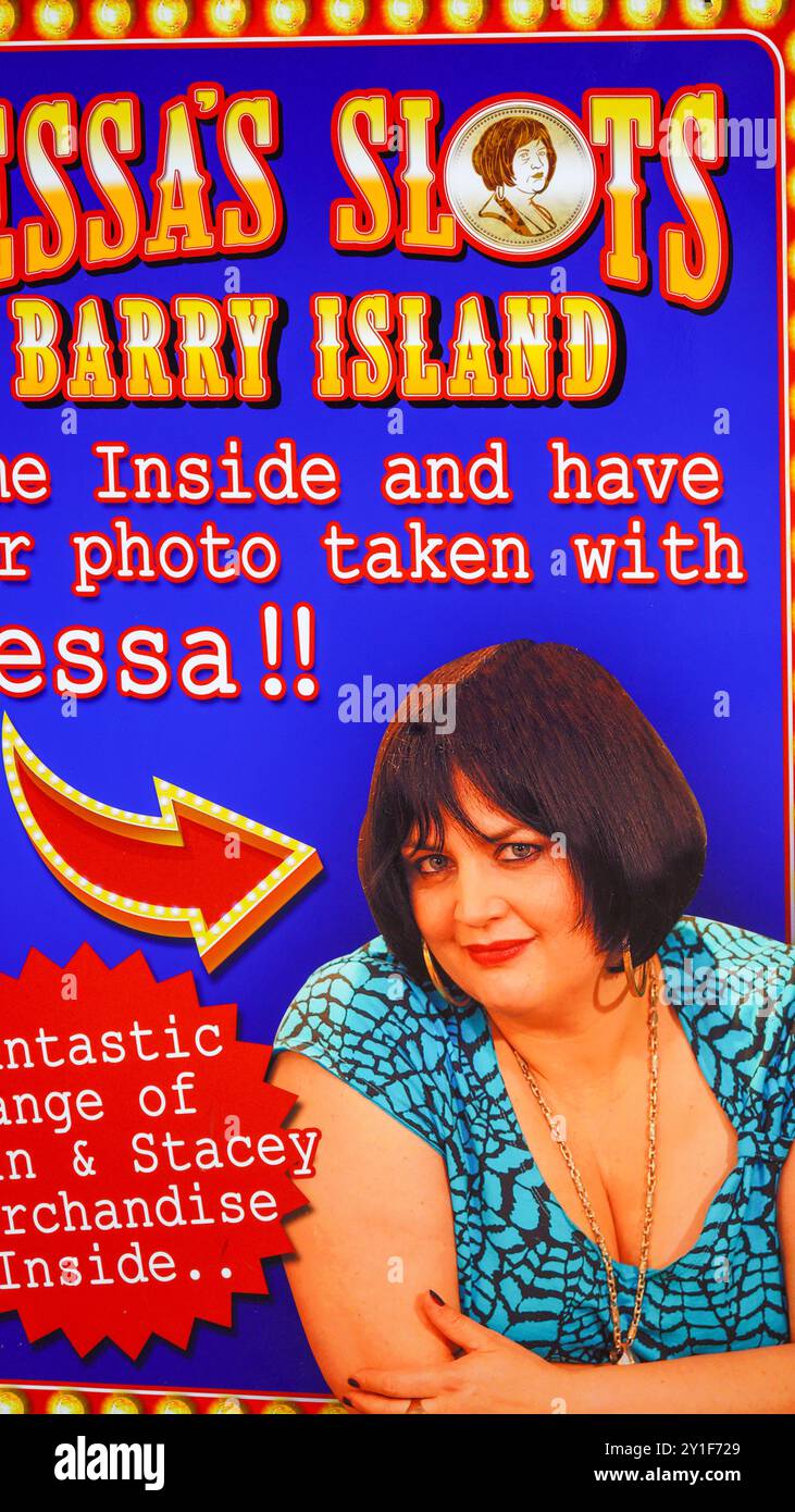 Barry Island, Galles, agosto 30 2024: I visitatori giovani, anziani e di etnie miste sono attratti nelle aree in cui Gavin e Stacey sono stati girati. Foto Stock