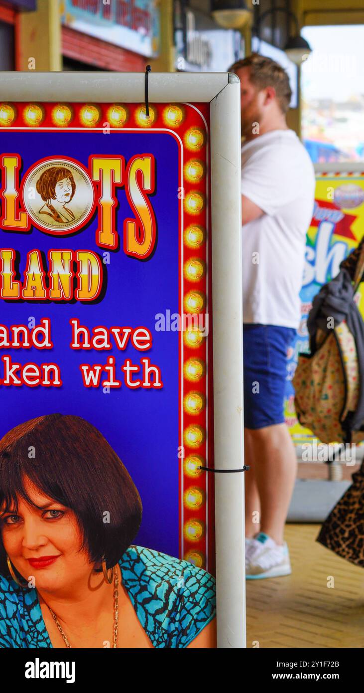 Barry Island, Galles, agosto 30 2024: I visitatori giovani, anziani e di etnie miste sono attratti nelle aree in cui Gavin e Stacey sono stati girati. Foto Stock