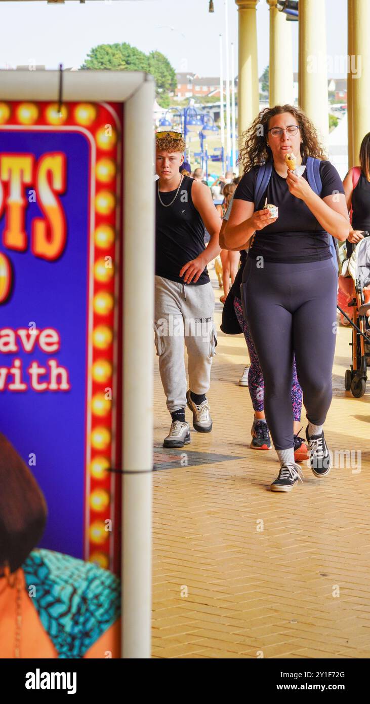 Barry Island, Galles, agosto 30 2024: I visitatori giovani, anziani e di etnie miste sono attratti nelle aree in cui Gavin e Stacey sono stati girati. Foto Stock