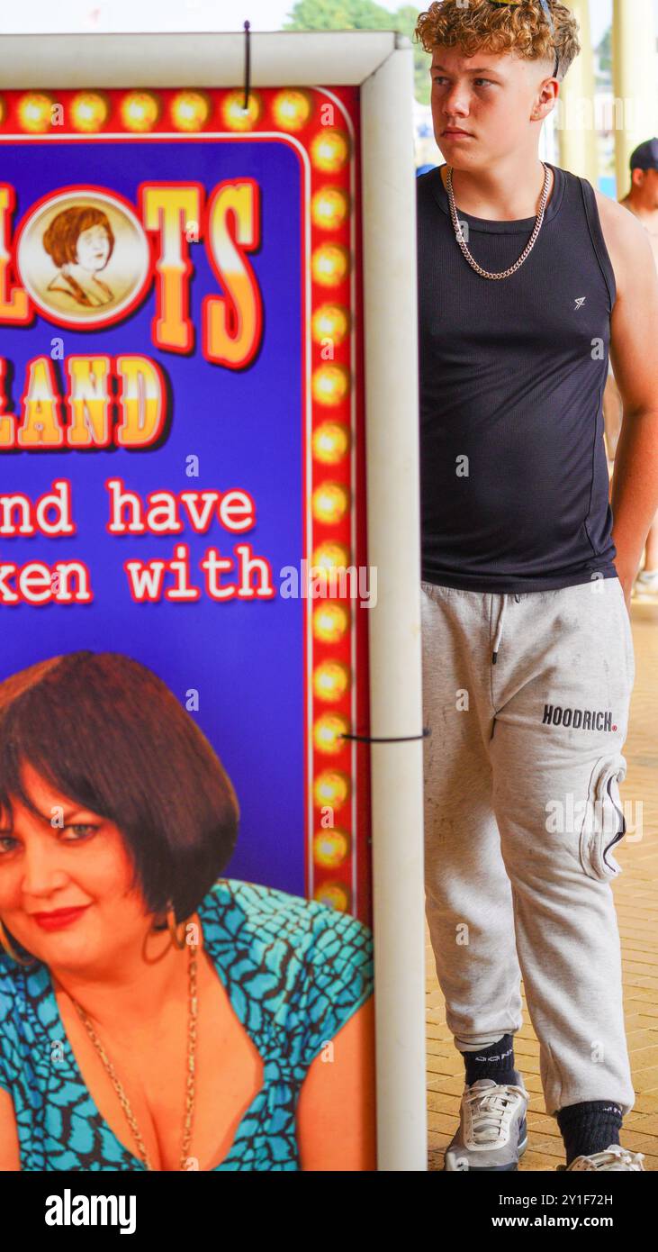 Barry Island, Galles, agosto 30 2024: I visitatori giovani, anziani e di etnie miste sono attratti nelle aree in cui Gavin e Stacey sono stati girati. Foto Stock