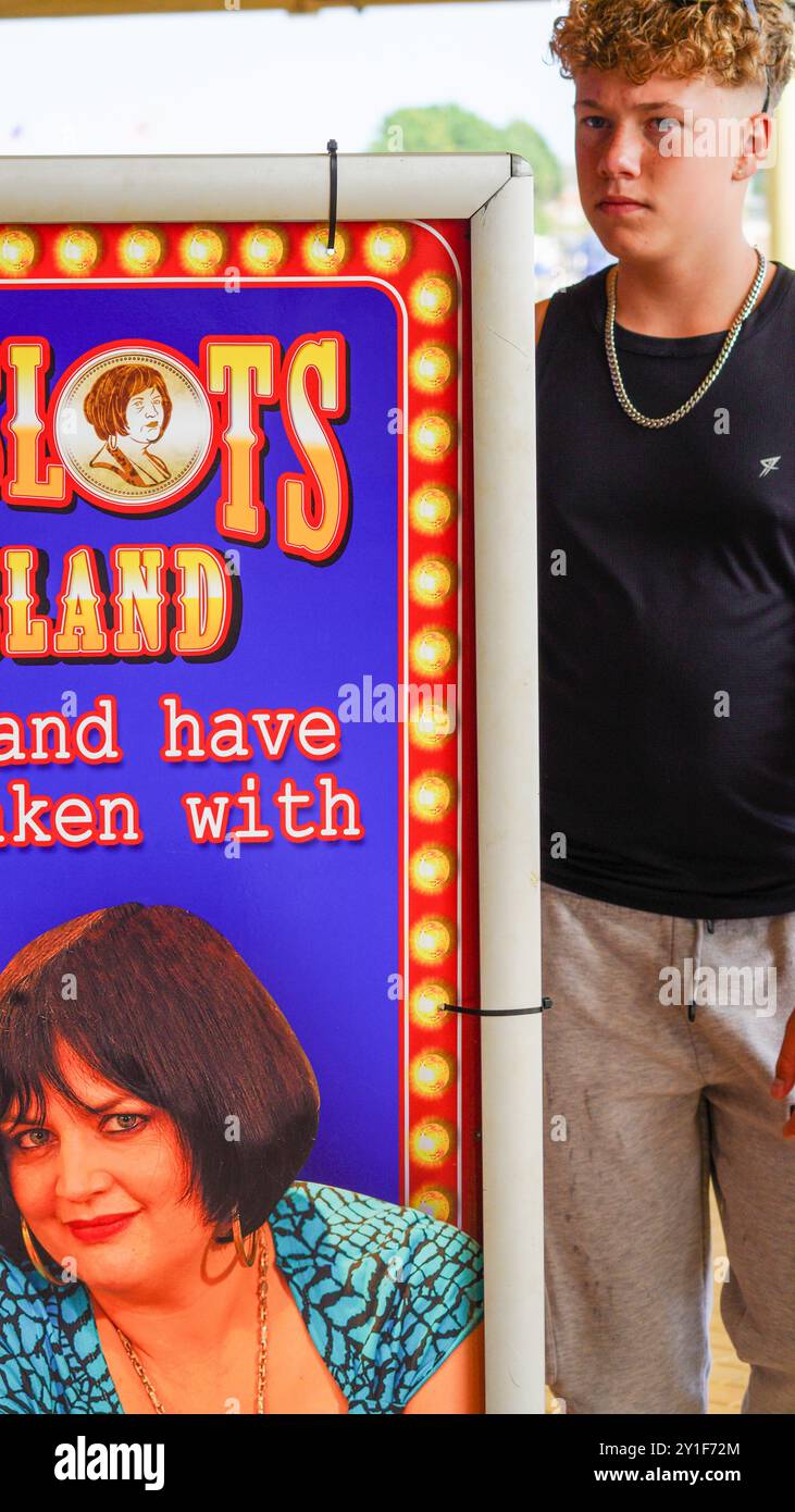 Barry Island, Galles, agosto 30 2024: I visitatori giovani, anziani e di etnie miste sono attratti nelle aree in cui Gavin e Stacey sono stati girati. Foto Stock
