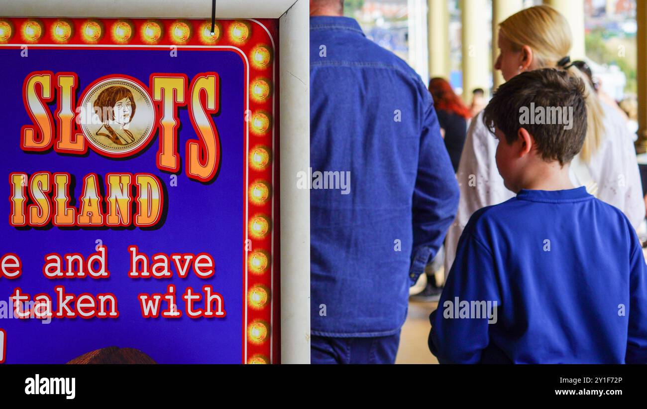 Barry Island, Galles, agosto 30 2024: I visitatori giovani, anziani e di etnie miste sono attratti nelle aree in cui Gavin e Stacey sono stati girati. Foto Stock