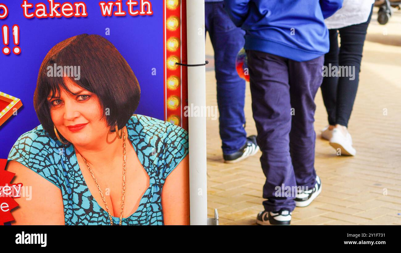 Barry Island, Galles, agosto 30 2024: I visitatori giovani, anziani e di etnie miste sono attratti nelle aree in cui Gavin e Stacey sono stati girati. Foto Stock