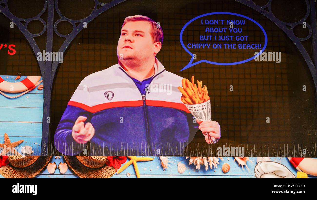 Barry Island, Galles, agosto 30 2024: I visitatori giovani, anziani e di etnie miste sono attratti nelle aree in cui Gavin e Stacey sono stati girati. Foto Stock