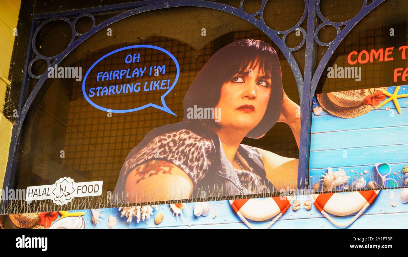 Barry Island, Galles, agosto 30 2024: I visitatori giovani, anziani e di etnie miste sono attratti nelle aree in cui Gavin e Stacey sono stati girati. Foto Stock