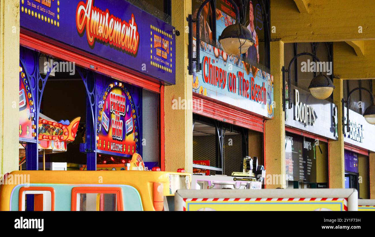 Barry Island, Galles, agosto 30 2024: I visitatori giovani, anziani e di etnie miste sono attratti nelle aree in cui Gavin e Stacey sono stati girati. Foto Stock