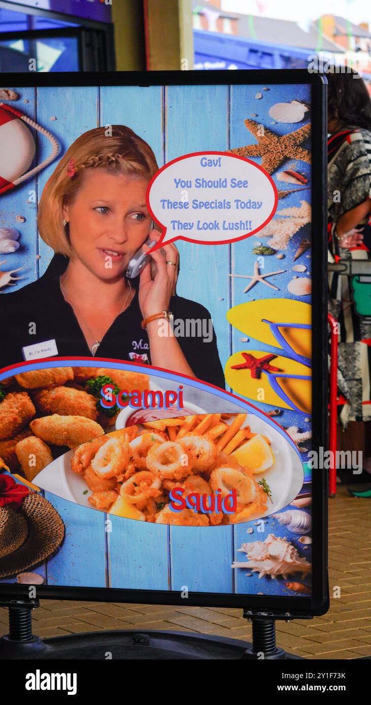 Barry Island, Galles, agosto 30 2024: I visitatori giovani, anziani e di etnie miste sono attratti nelle aree in cui Gavin e Stacey sono stati girati. Foto Stock