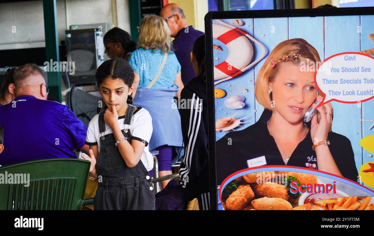 Barry Island, Galles, agosto 30 2024: I visitatori giovani, anziani e di etnie miste sono attratti nelle aree in cui Gavin e Stacey sono stati girati. Foto Stock