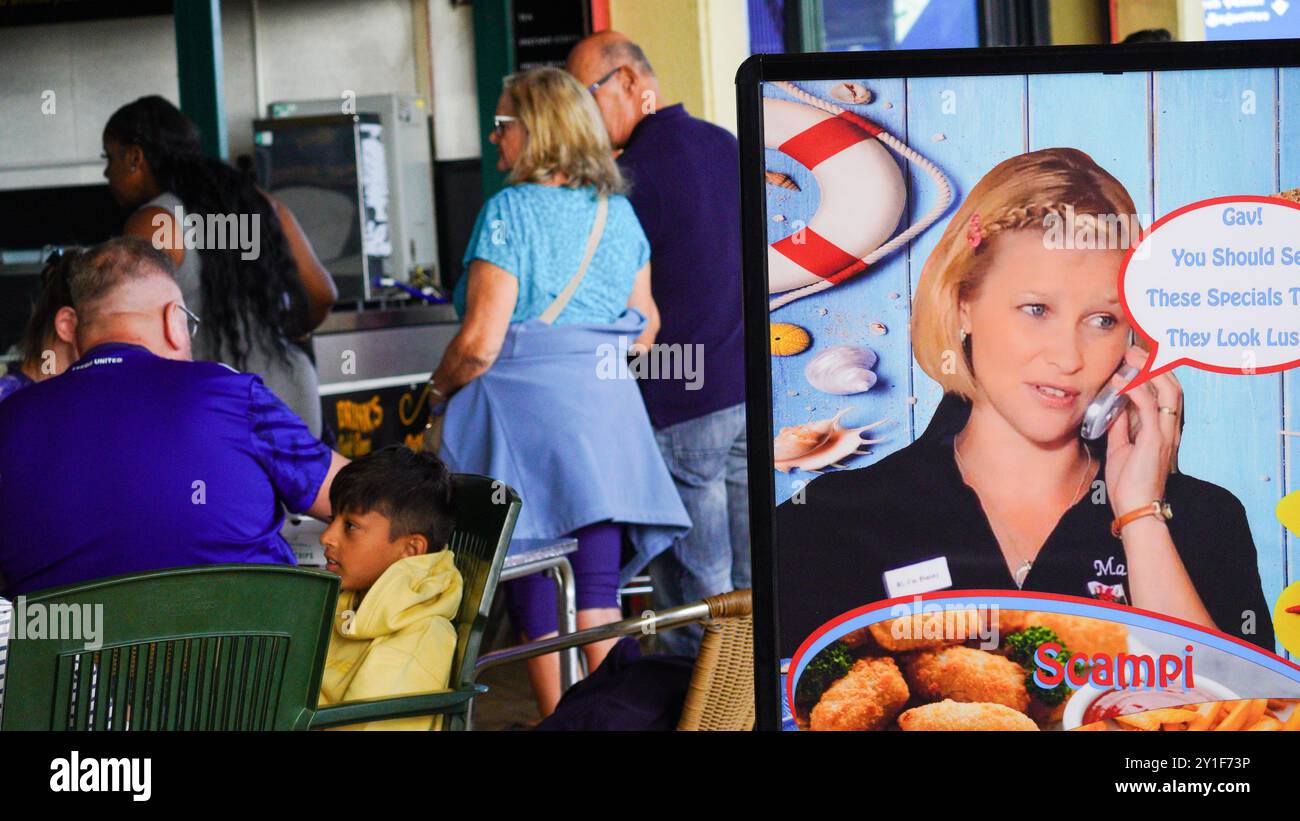 Barry Island, Galles, agosto 30 2024: I visitatori giovani, anziani e di etnie miste sono attratti nelle aree in cui Gavin e Stacey sono stati girati. Foto Stock