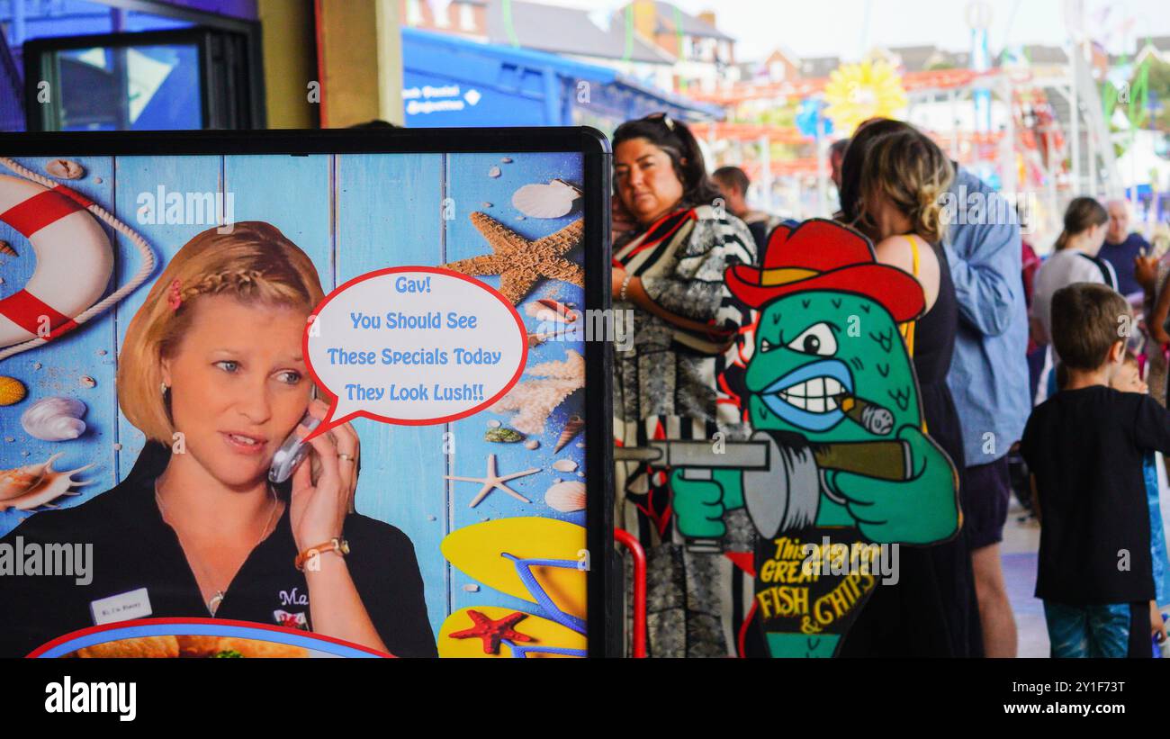 Barry Island, Galles, agosto 30 2024: I visitatori giovani, anziani e di etnie miste sono attratti nelle aree in cui Gavin e Stacey sono stati girati. Foto Stock