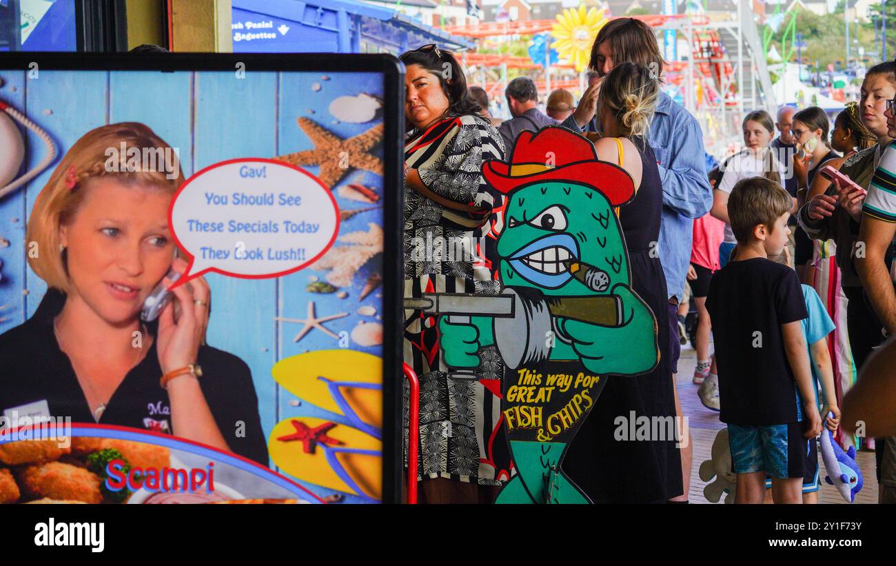 Barry Island, Galles, agosto 30 2024: I visitatori giovani, anziani e di etnie miste sono attratti nelle aree in cui Gavin e Stacey sono stati girati. Foto Stock