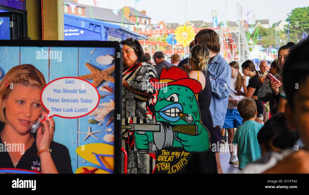 Barry Island, Galles, agosto 30 2024: I visitatori giovani, anziani e di etnie miste sono attratti nelle aree in cui Gavin e Stacey sono stati girati. Foto Stock