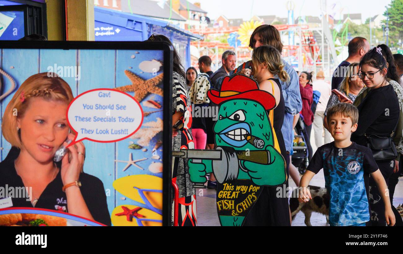 Barry Island, Galles, agosto 30 2024: I visitatori giovani, anziani e di etnie miste sono attratti nelle aree in cui Gavin e Stacey sono stati girati. Foto Stock
