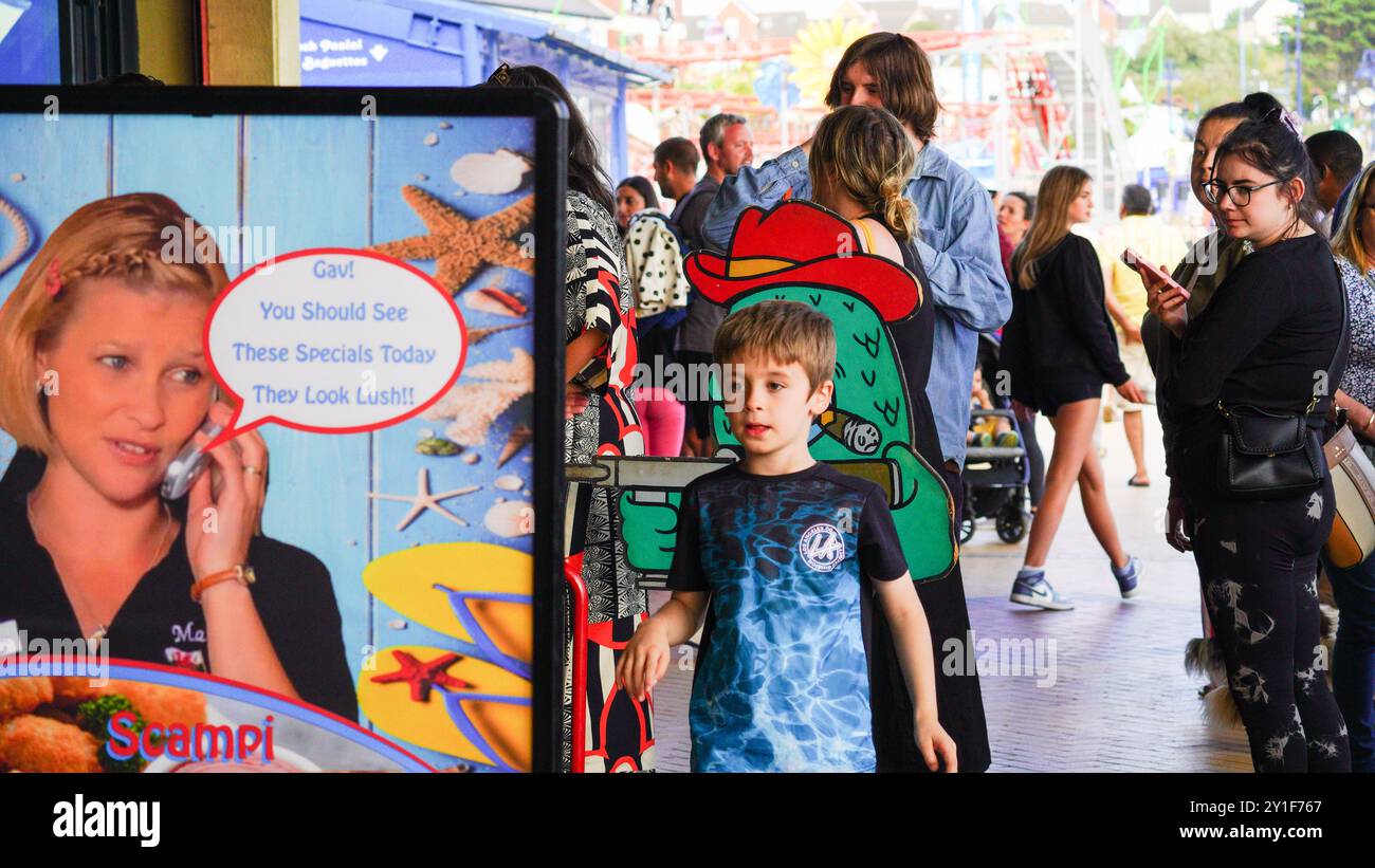 Barry Island, Galles, agosto 30 2024: I visitatori giovani, anziani e di etnie miste sono attratti nelle aree in cui Gavin e Stacey sono stati girati. Foto Stock