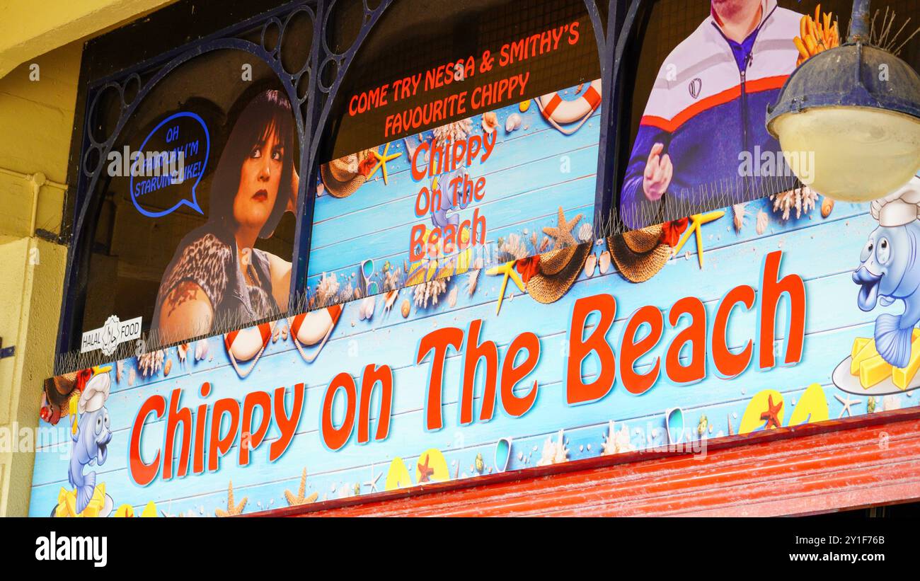 Barry Island, Galles, agosto 30 2024: I visitatori giovani, anziani e di etnie miste sono attratti nelle aree in cui Gavin e Stacey sono stati girati. Foto Stock