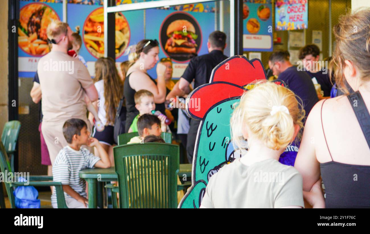 Barry Island, Galles, agosto 30 2024: I visitatori giovani, anziani e di etnie miste sono attratti nelle aree in cui Gavin e Stacey sono stati girati. Foto Stock