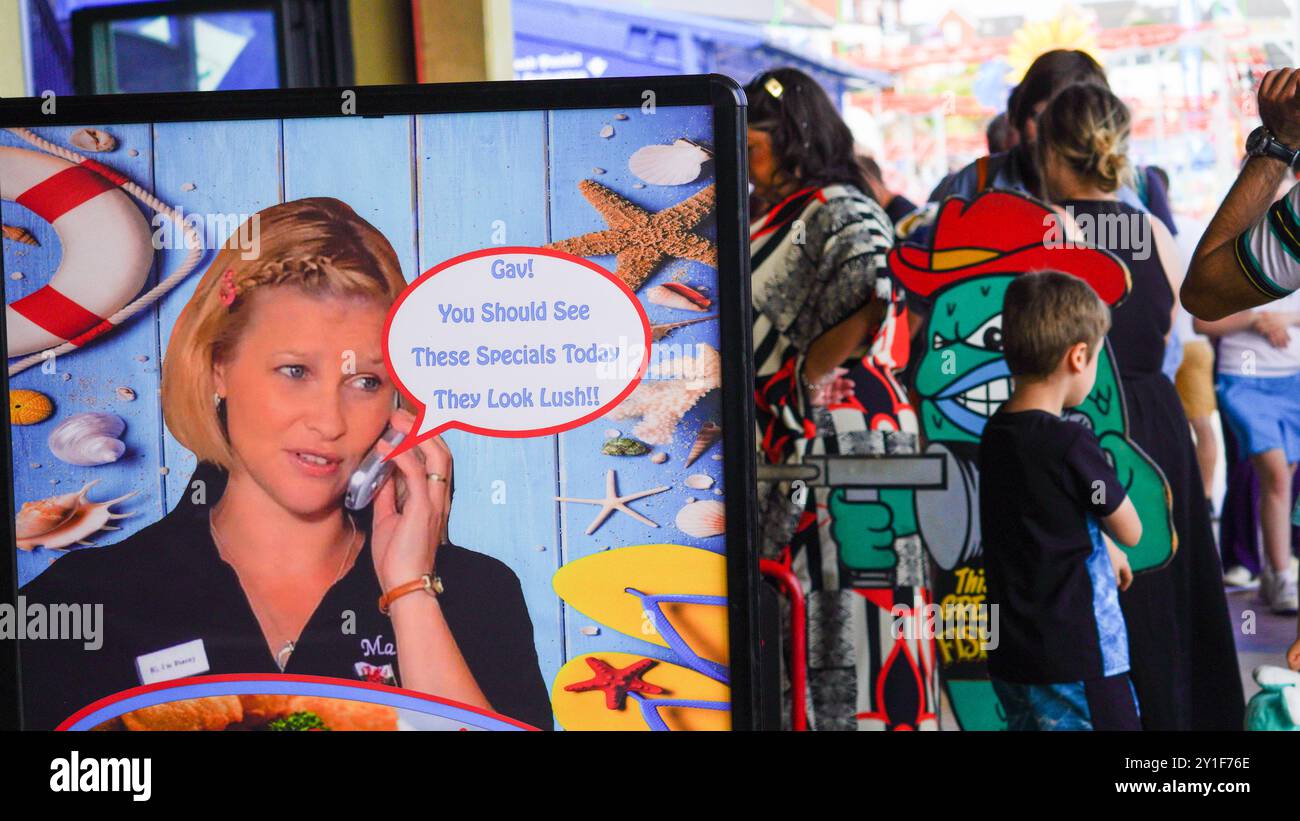 Barry Island, Galles, agosto 30 2024: I visitatori giovani, anziani e di etnie miste sono attratti nelle aree in cui Gavin e Stacey sono stati girati. Foto Stock