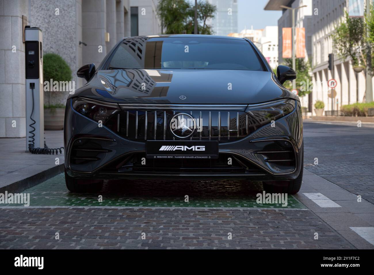 Nuova Mercedes AMG EQS 53 4MATIC elettrica grigia a Doha Qatar, veicolo per la pulizia ambientale Foto Stock