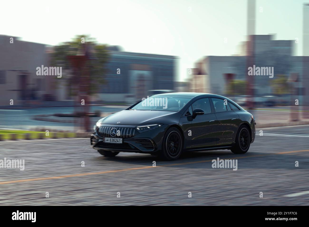 Nuova Mercedes AMG EQS 53 4MATIC elettrica grigia a Doha Qatar, veicolo per la pulizia ambientale Foto Stock