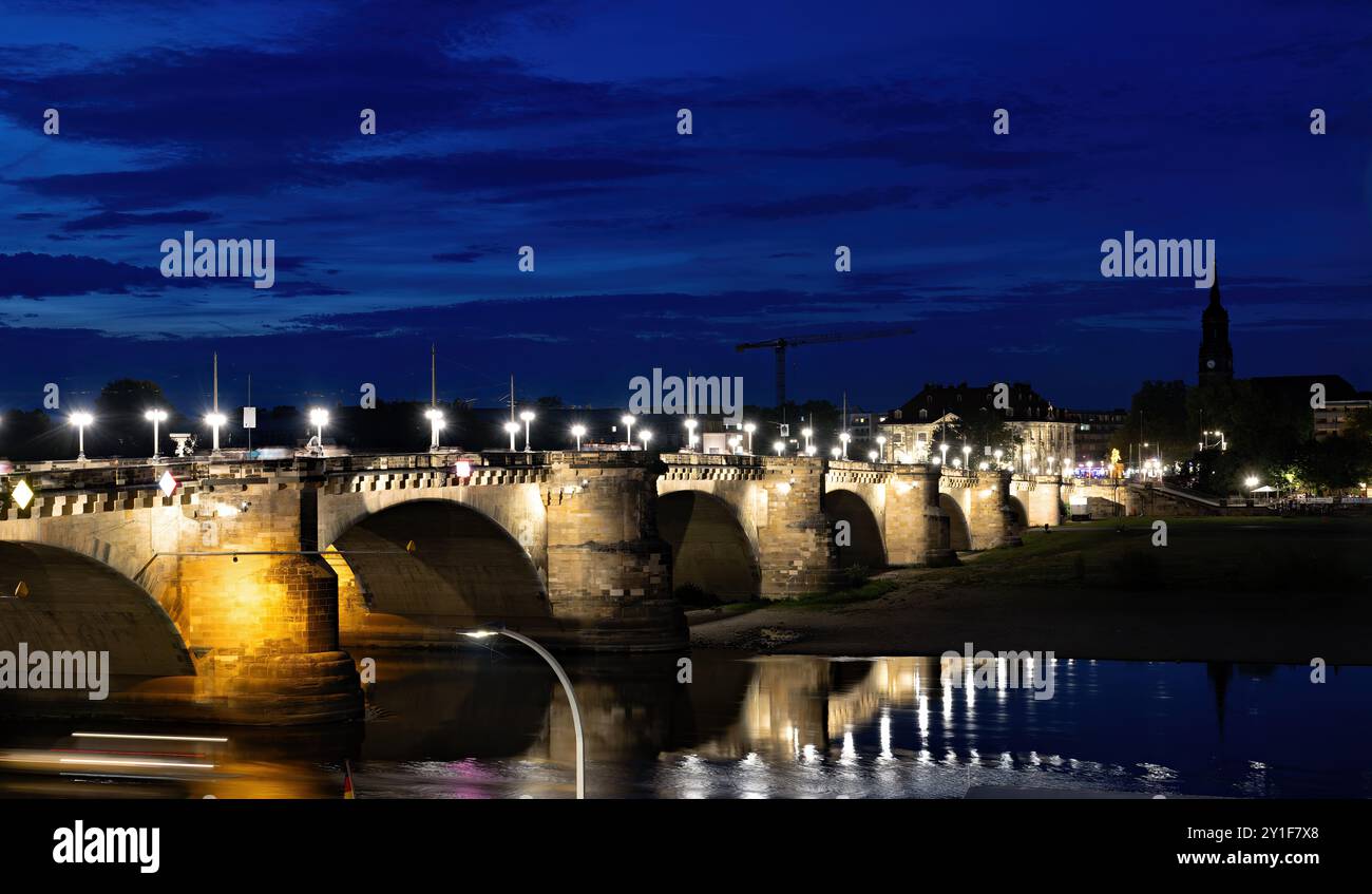 Ponte di Augusto a Dresda sull'Elba in estate di notte Foto Stock