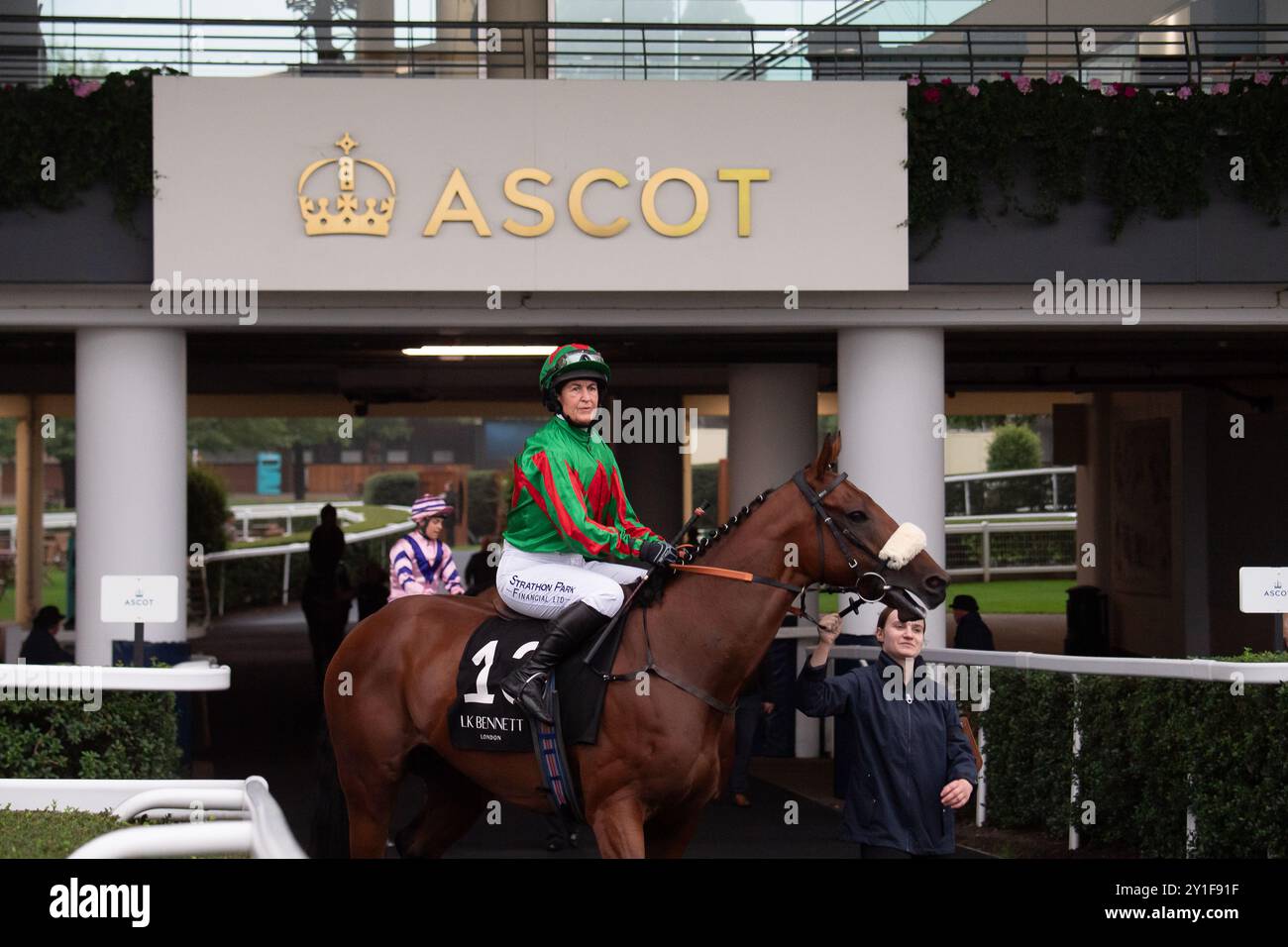 Ascot, Regno Unito. 6 settembre 2024. TERRIES ROYALE, guidata da una jockey amatoriale, Miss Serena Brotherton si dirige verso l'ippodromo prima di vincere il LK Bennett Lady Amateur Jockeys handicap Stakes (classe 4) (per jockey amatoriali femminili) al Big Food and Festival Weekend supportato da Chapel Down all'ippodromo di Ascot nel Berkshire. L'allenatore Michael Appleby, i proprietari Wayne Brackstone e Steve Whitear. Crediti: Maureen McLean/Alamy Live News Foto Stock