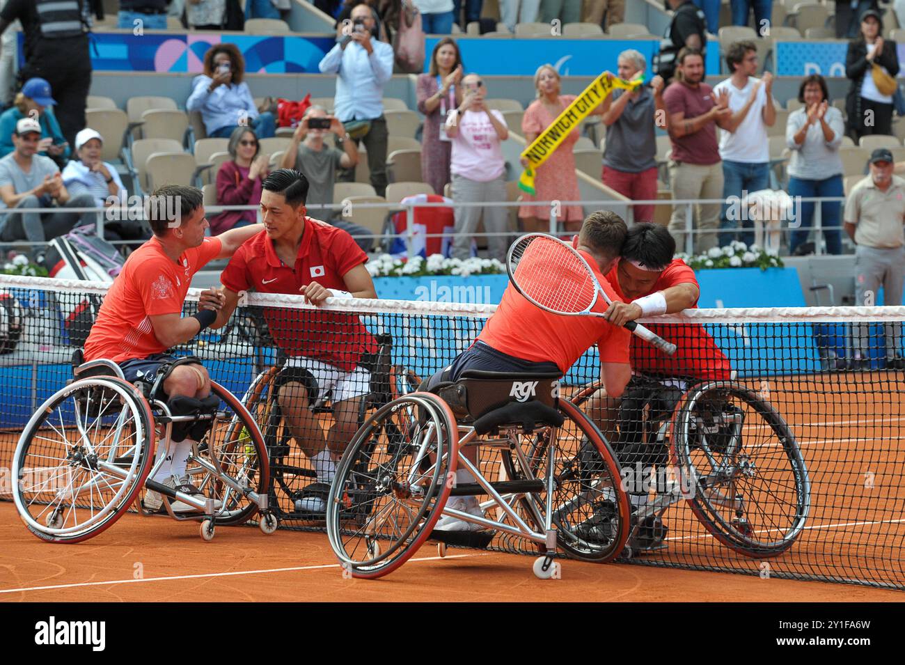 Gordon Reid (GBR, sinistra) e Alfie Hewett (GBR, destra) si stringono la mano con la doppietta giapponese, Tokito Oda (JPN, sinistra) e Takuya Miki (JPN, destra) dopo aver vinto la medaglia d'oro doppia maschile allo stadio Roland Garros il giorno dieci dei Giochi paralimpici estivi del 2024, Parigi, Francia. La partita è stata vinta dalla coppia britannica in set consecutivi con un punteggio di 6-2, 6-1. Crediti: Michael Preston/Alamy Live News Foto Stock