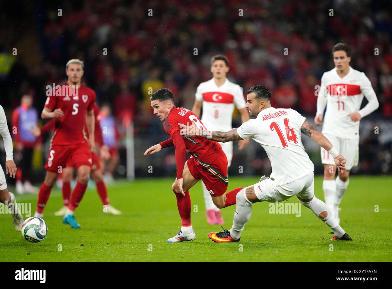 Harry Wilson del Galles e Abdulkerim Bardakci della Turchia si battono per il pallone durante la partita del gruppo H della UEFA Nations League al Cardiff City Stadium di Cardiff. Data foto: Venerdì 6 settembre 2024. Foto Stock