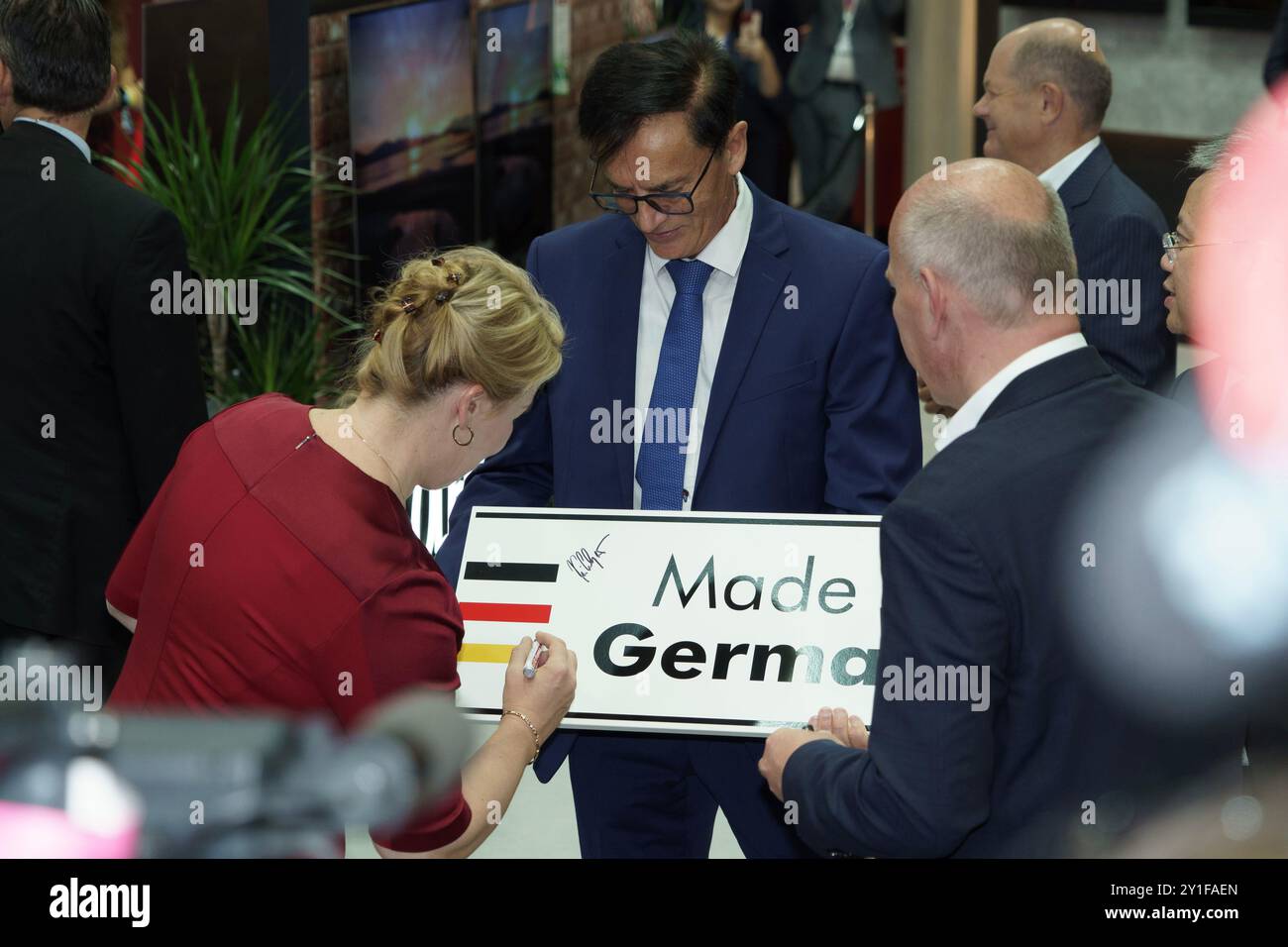 Press tour con il cancelliere tedesco atm100's IFA 2024 , Berlino, Germania Foto Stock