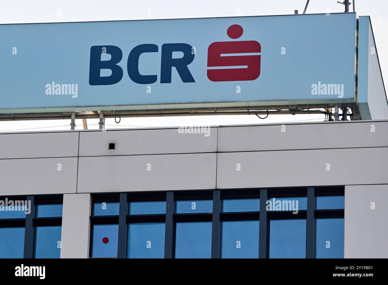 Bucarest, Romania - 4 settembre 2024: Il logo della sede centrale della Banca commerciale rumena (BCR), membro del gruppo Erste, a Bucarest, Romania. Foto Stock