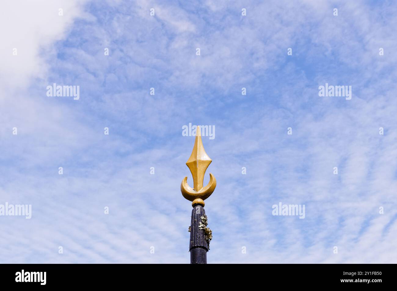 Guglia dorata ornata che raggiunge il cielo sullo sfondo di morbide nuvole testurizzate a Sintra Foto Stock