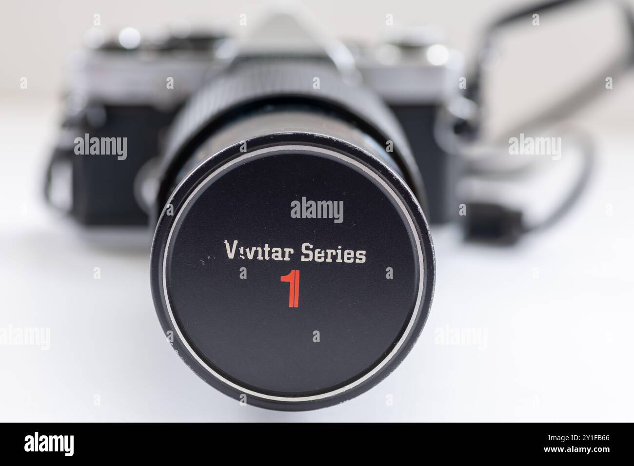 Londra. REGNO UNITO- 09.03.2024. Primo piano della tradizione, l'obiettivo macro Vivitar serie 1 è fissato a una fotocamera vintage isolata in bianco. Foto Stock