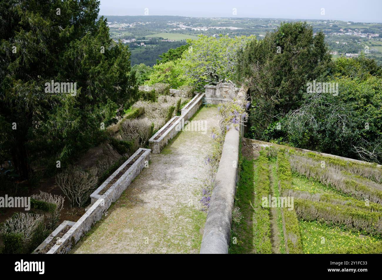 Vista elevata dei giardini terrazzati e della vegetazione lussureggiante di Sintra Foto Stock