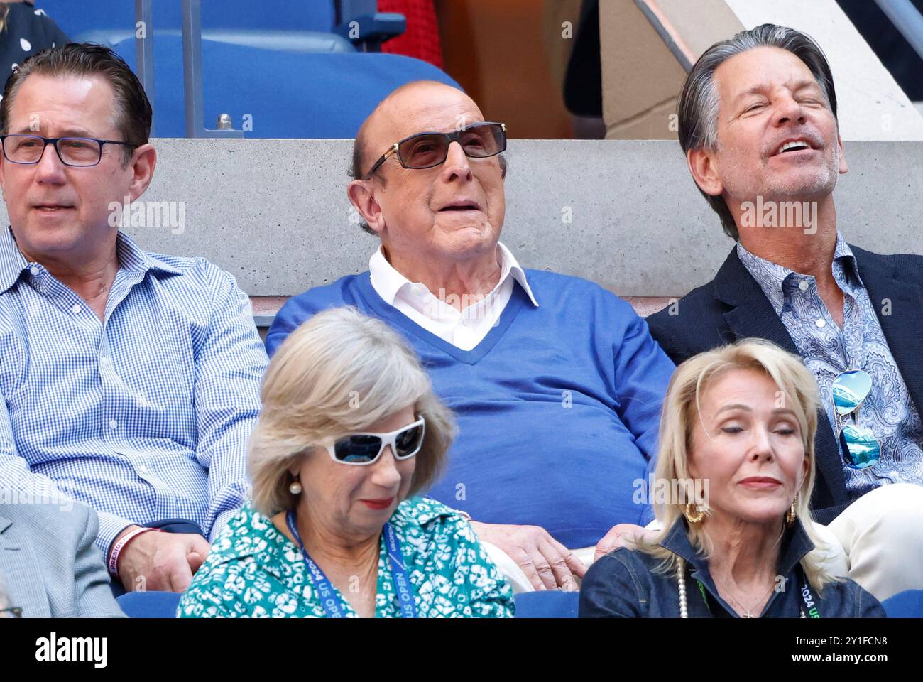 New York, Stati Uniti. 6 settembre 2024. Il produttore discografico americano Clive Davis guarda le semifinali maschili tra Jannik Sinner dell'Italia e Jack Draper del Regno Unito all'Arthur Ashe Stadium agli US Open Tennis Championships 2024 all'USTA Billie Jean King National Tennis Center di New York City venerdì 6 settembre 2024. Foto di John Angelillo/UPI credito: UPI/Alamy Live News Foto Stock