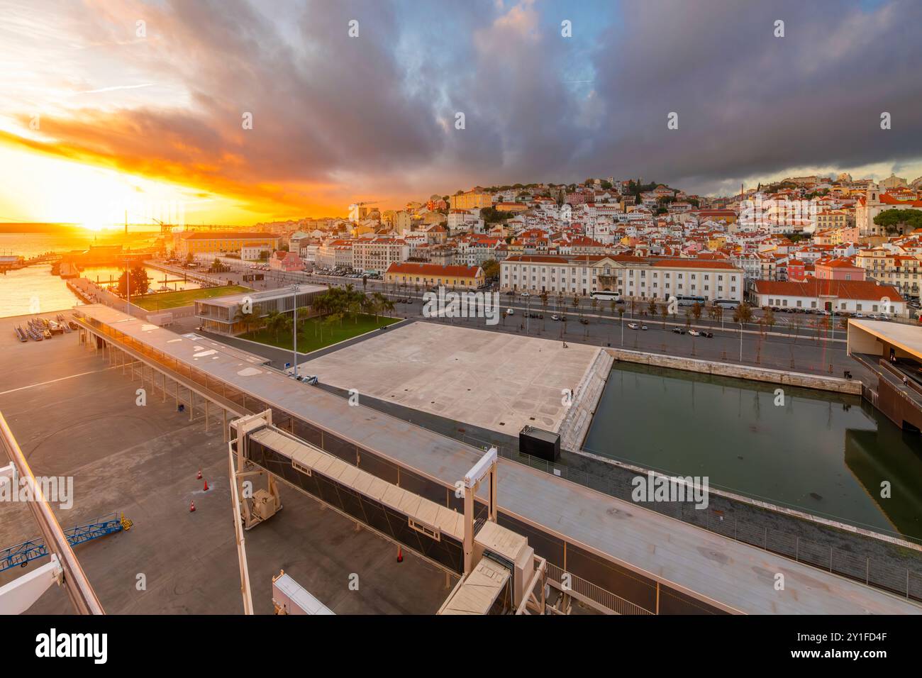 Vista del tramonto da una nave da crociera attraccata al porto di Lisboa dello skyline della città, del fiume Tago e del ponte 25 de Abril a Lisbona, Portogallo. Foto Stock