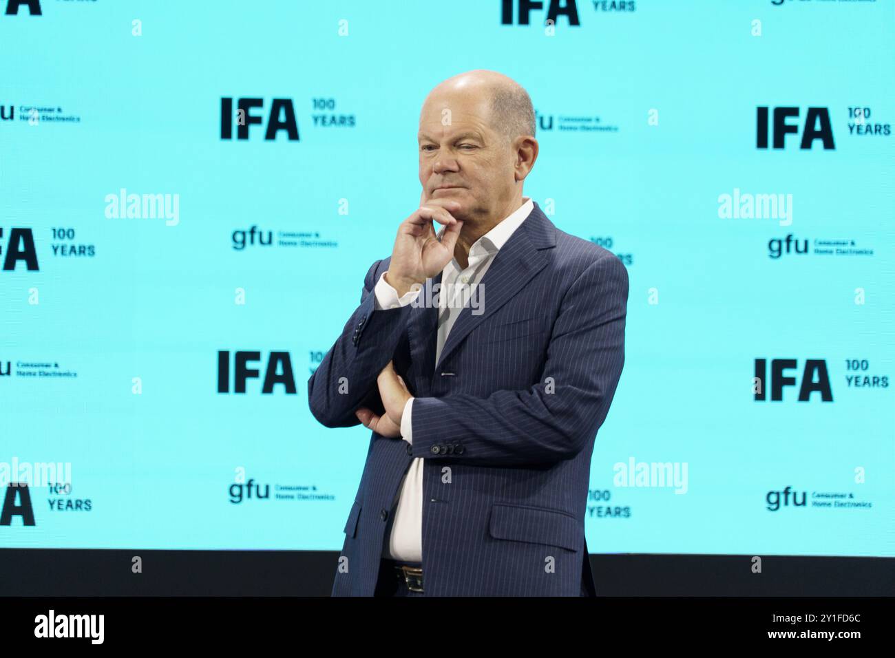 Press tour con il cancelliere tedesco atm100's IFA 2024 , Berlino, Germania Foto Stock