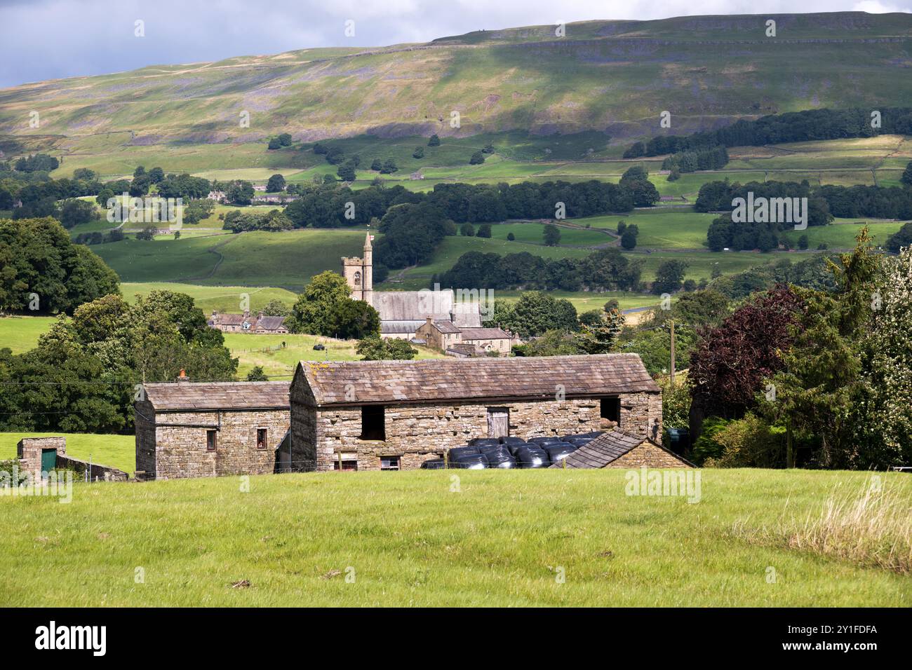 Vista della Hawes Church e degli edifici agricoli di Wensleydale, Yorkshire Dales National Park Foto Stock