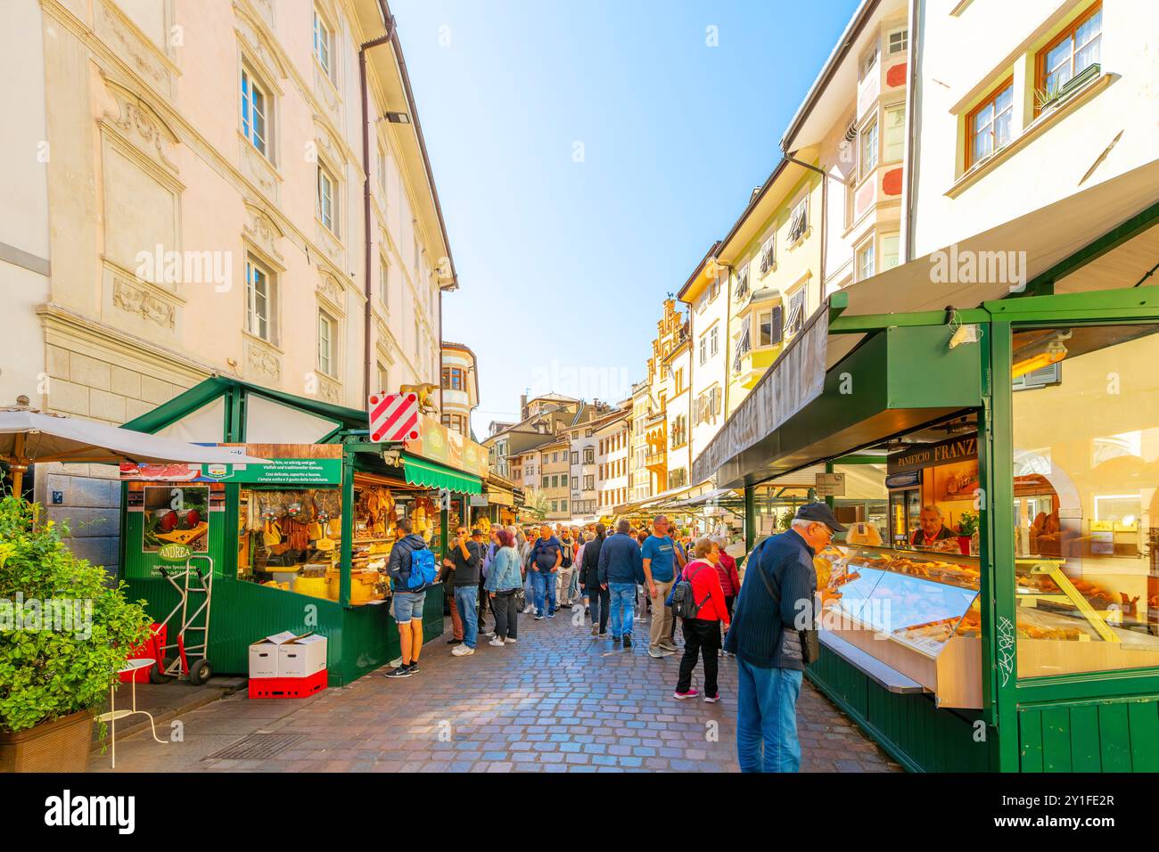 Il mercato giornaliero che vende frutta fresca, prodotti, prodotti da forno e molto altro vicino a Piazza delle Erbe nel centro storico di Bolzano. Foto Stock