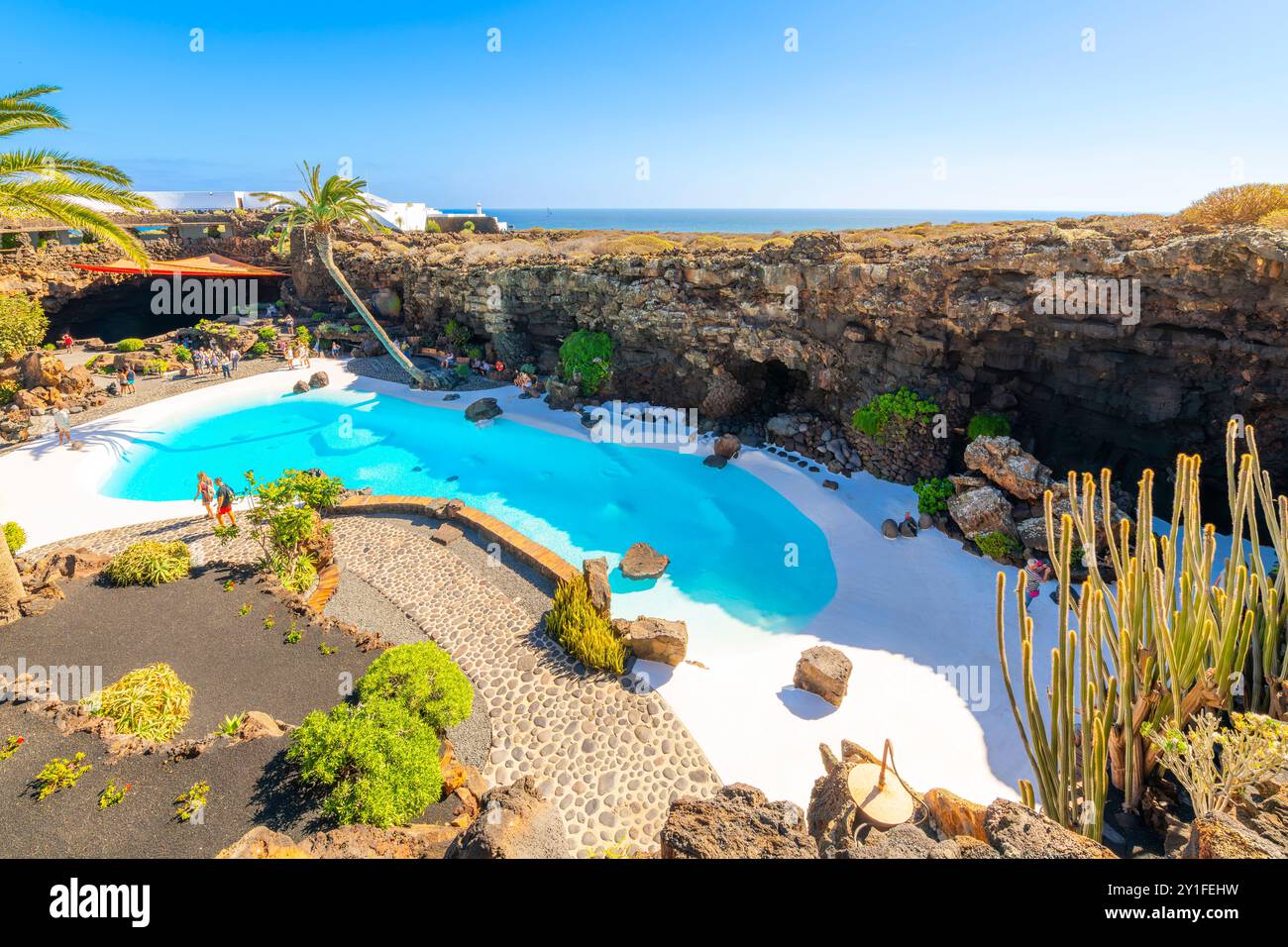 La piscina sul terreno della casa vulcanica César Manrique vicino alla costa atlantica di Haria Spagna sull'isola Canaria Lanzarote Foto Stock