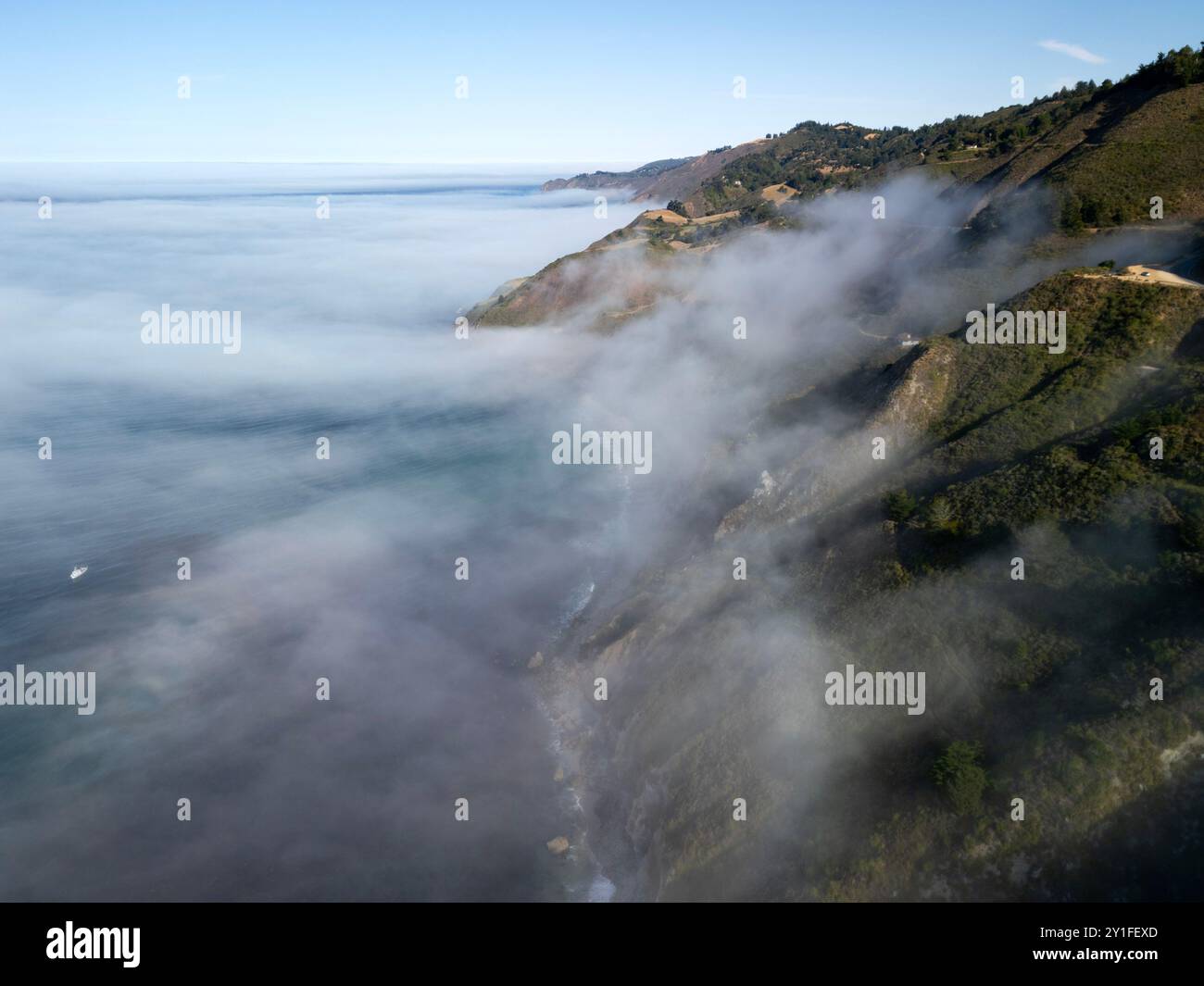 Nebbia che abbraccia la costa della California a sud di Big Sur dall'Oceano Pacifico Foto Stock