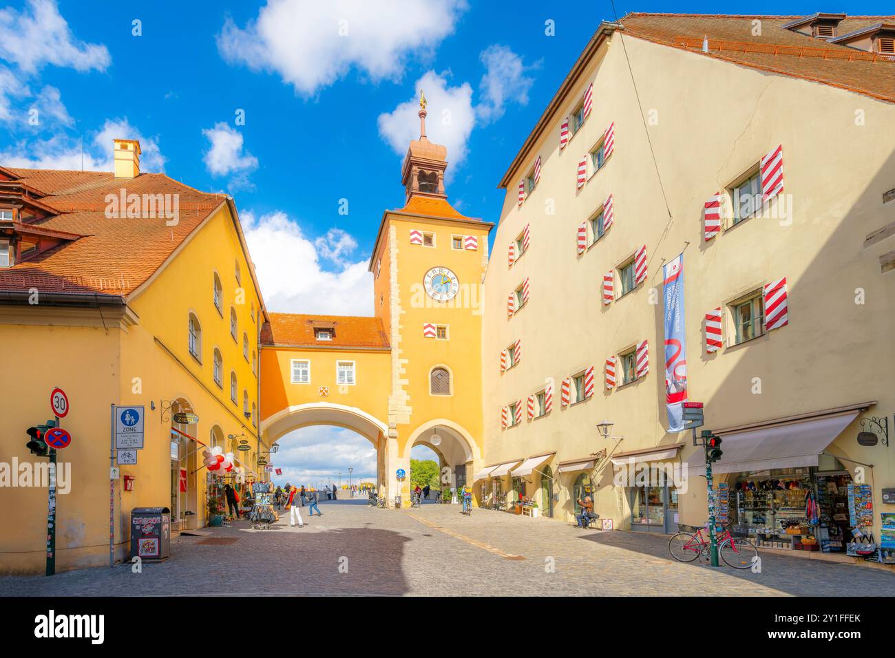 3: La storica Torre Brueckturm e la porta della città dal centro storico di Altstadt verso il vecchio ponte di pietra nella città bavarese di Ratisbona, Germania. Foto Stock