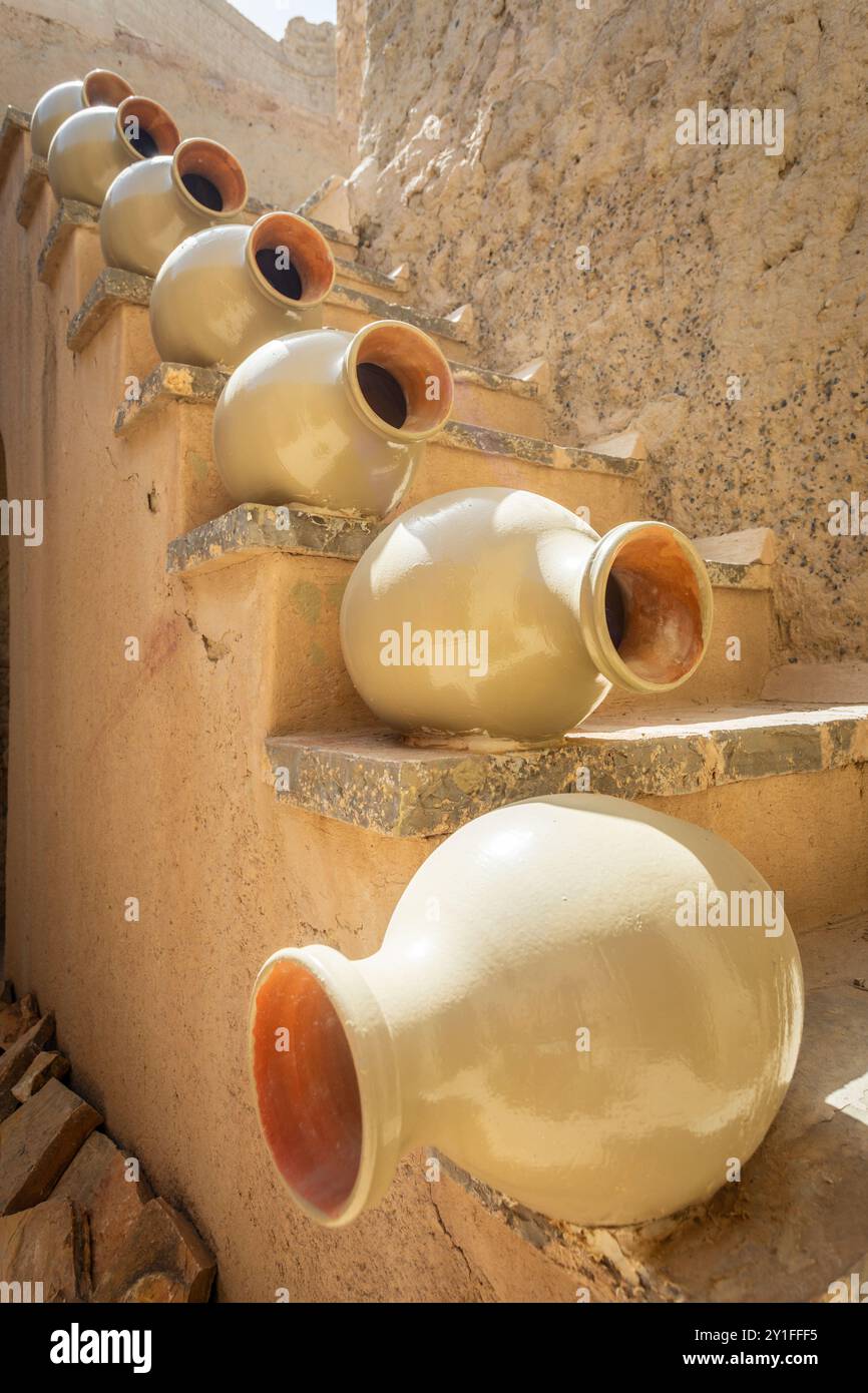 Brocche di ceramica che decorano le scale nel cortile interno della fortezza della cittadella araba, Bahla, sultanato Oman Foto Stock